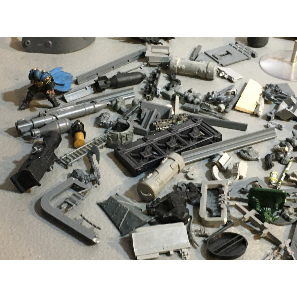 A29636 WARGAMING RANDOM MIXED BITS LOT SOME TERRAIN UNKNOWN PLASTIC