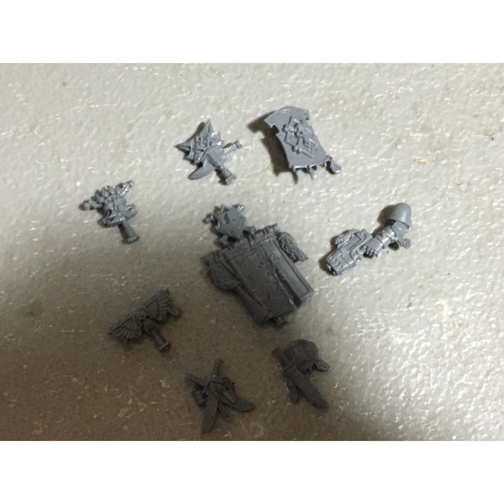 A22557 WARHAMMER 40K SPACE MARINES WOLVES BITS LOT BANNER ACCESSORY SHIELD GW
