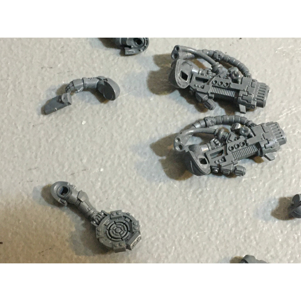 A29392 WARHAMMER 40K SPACE MARINES PRIMARIS BITS LOT ARMS PISTOL HEAVY SWORD GW