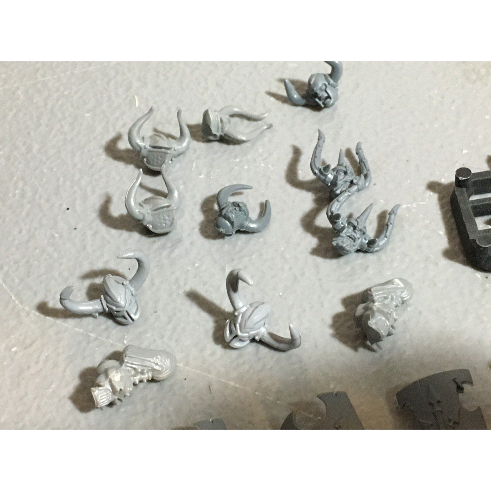 A21064 WARHAMMER FANTASY CHAOS MORTALS BITS LOT MARAUDERS WARRIORS FLAILS HEADS
