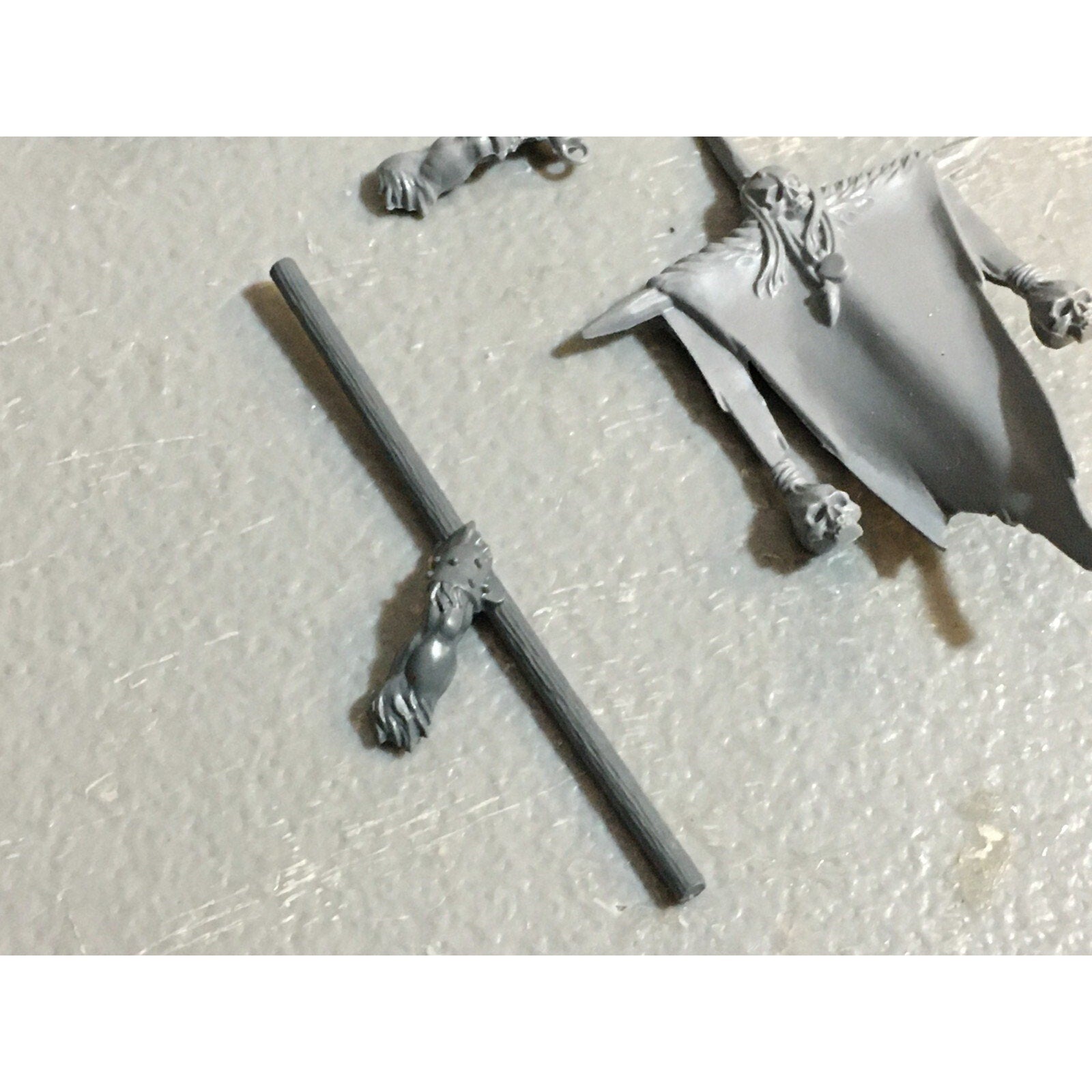 A23123 WARHAMMER FANTASY CHAOS BEASTMEN BITS LOT GORS BANNERS ARMS GW