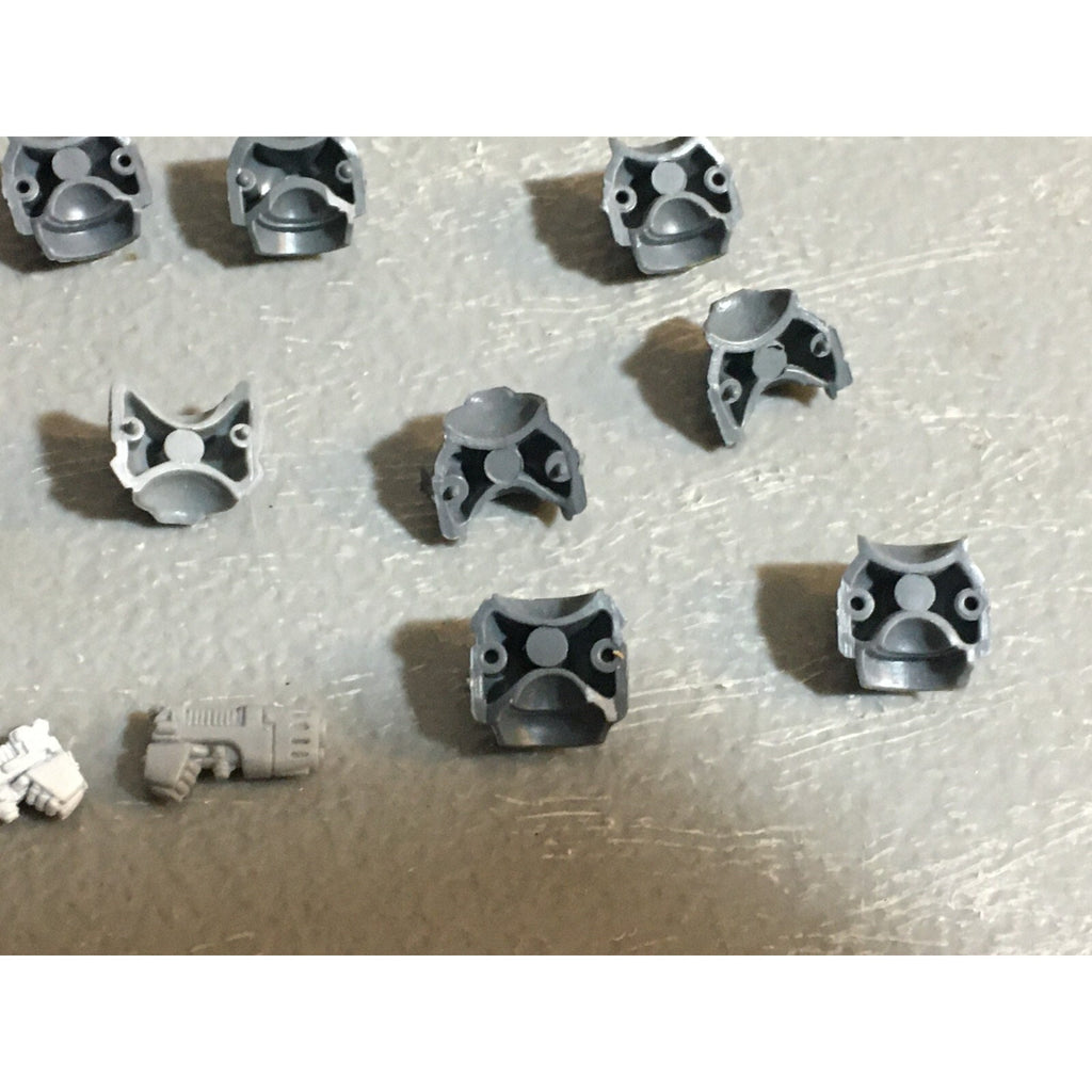 A22961 WARHAMMER 40K SPACE MARINES BITS LOT TORSOS FRONT BACK PLASMA PISTOL GW