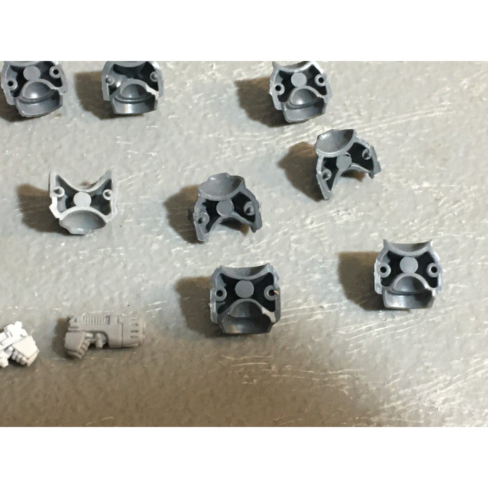 A22961 WARHAMMER 40K SPACE MARINES BITS LOT TORSOS FRONT BACK PLASMA PISTOL GW