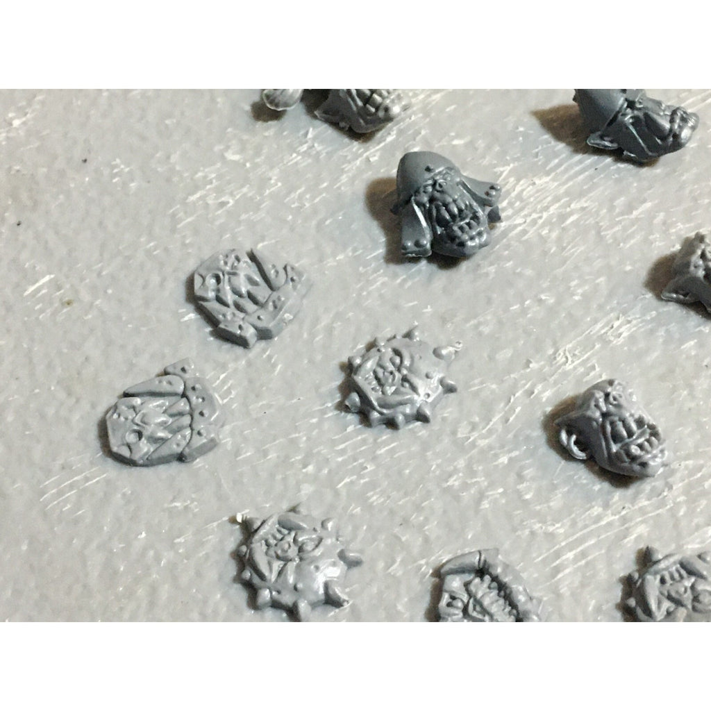 A23396 WARHAMMER FANTASY ORCS & GOBLINS BITS LOT ORC SHIELDS HEADS ICONS GW