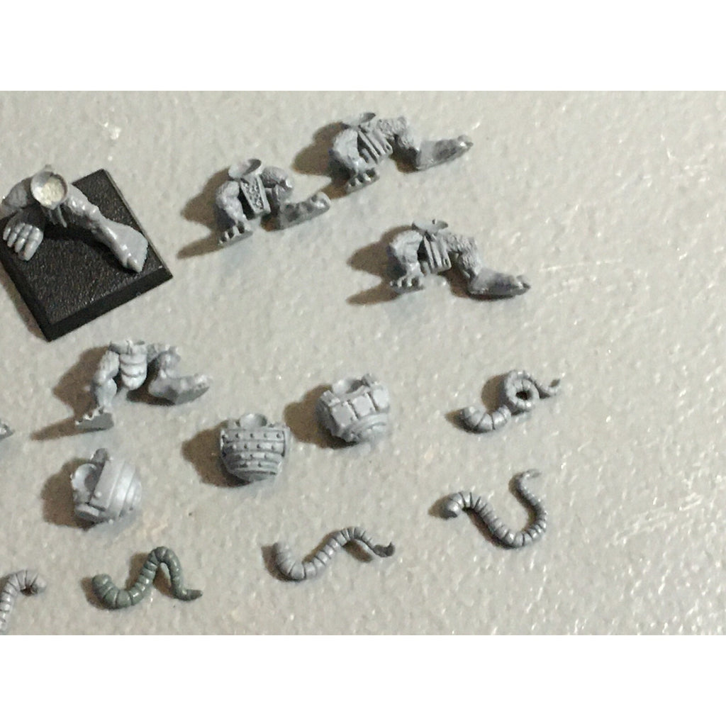 A22303 WARHAMMER FANTASY SKAVEN BITS LOT TORSOS LEGS TAILS GAMES WORKSHOP GW