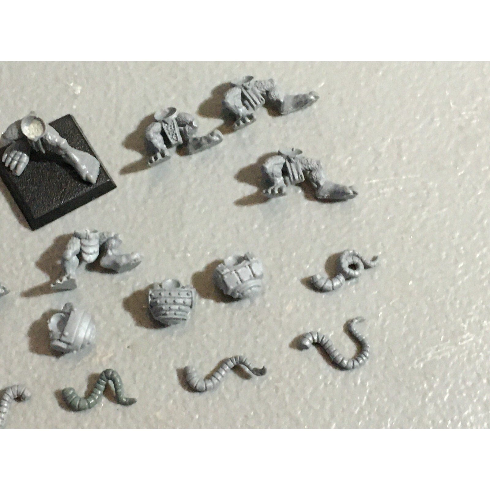 A22303 WARHAMMER FANTASY SKAVEN BITS LOT TORSOS LEGS TAILS GAMES WORKSHOP GW