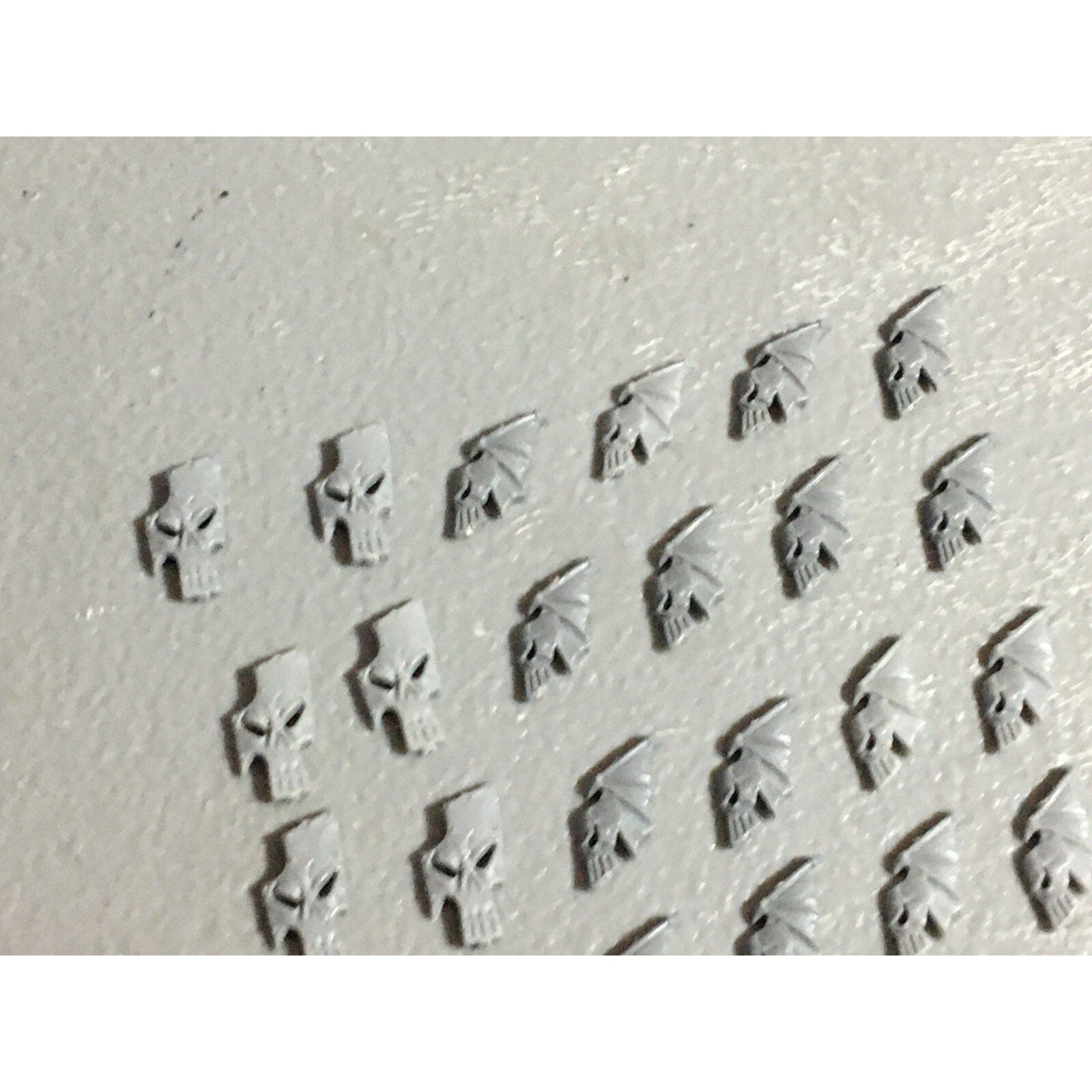 A22067 WARHAMMER FANTASY DARK ELVES BITS LOT SHIELD ICONS GAMES WORKSHOP GW