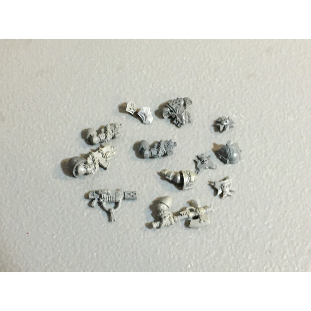 A25040 WARHAMMER 40K SPACE MARINES BLACK TEMPLARS BITS LOT ICONS PISTOLS ARMS GW