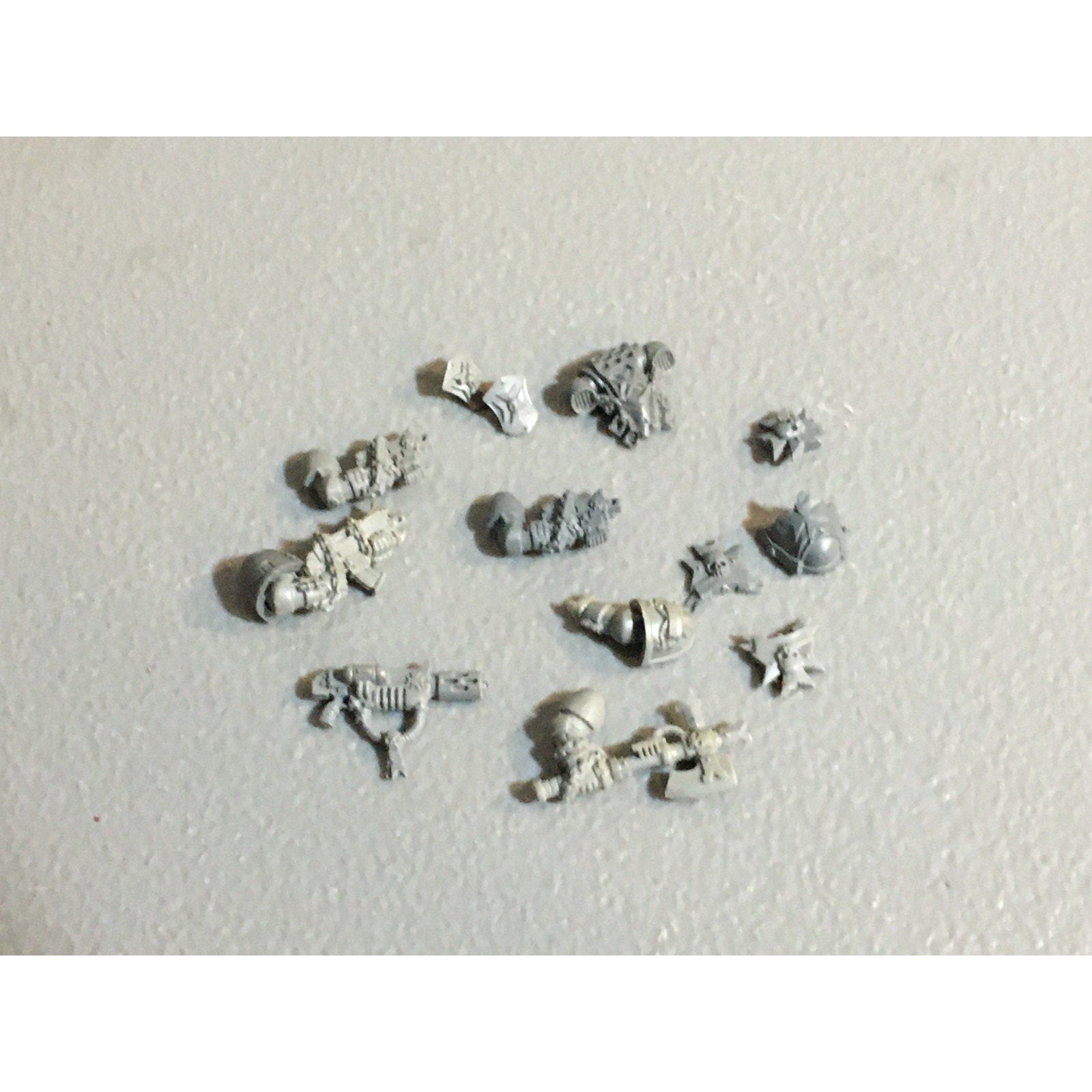 A25040 WARHAMMER 40K SPACE MARINES BLACK TEMPLARS BITS LOT ICONS PISTOLS ARMS GW