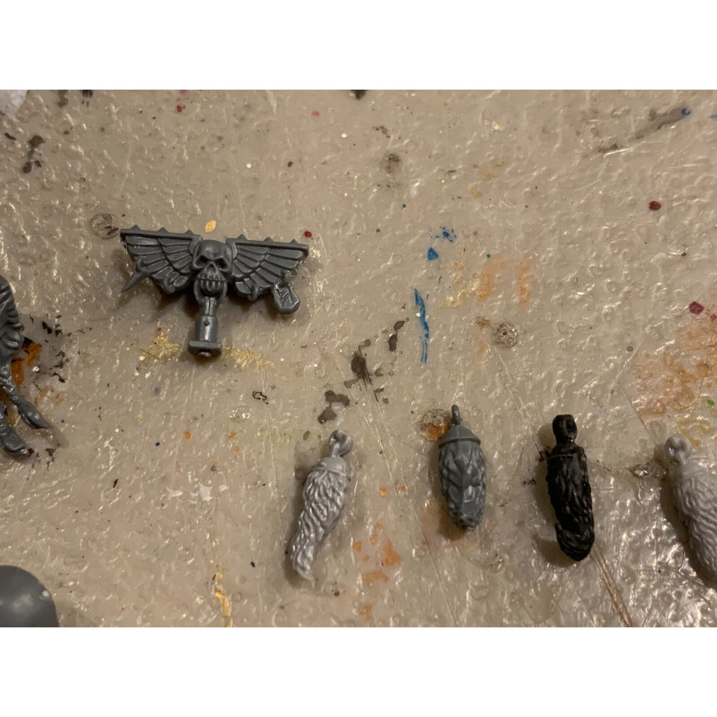 A23191 WARHAMMER 40K SPACE MARINES BITS LOT SPACE WOLVES TAILS AXE KNIVES HEAD