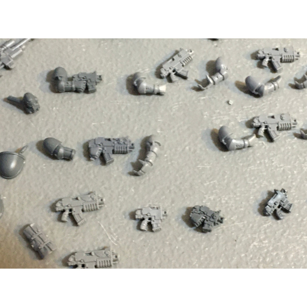 A29482 WARHAMMER 40K SPACE MARINES BITS LOT ARMS BOLTERS HEADS GW