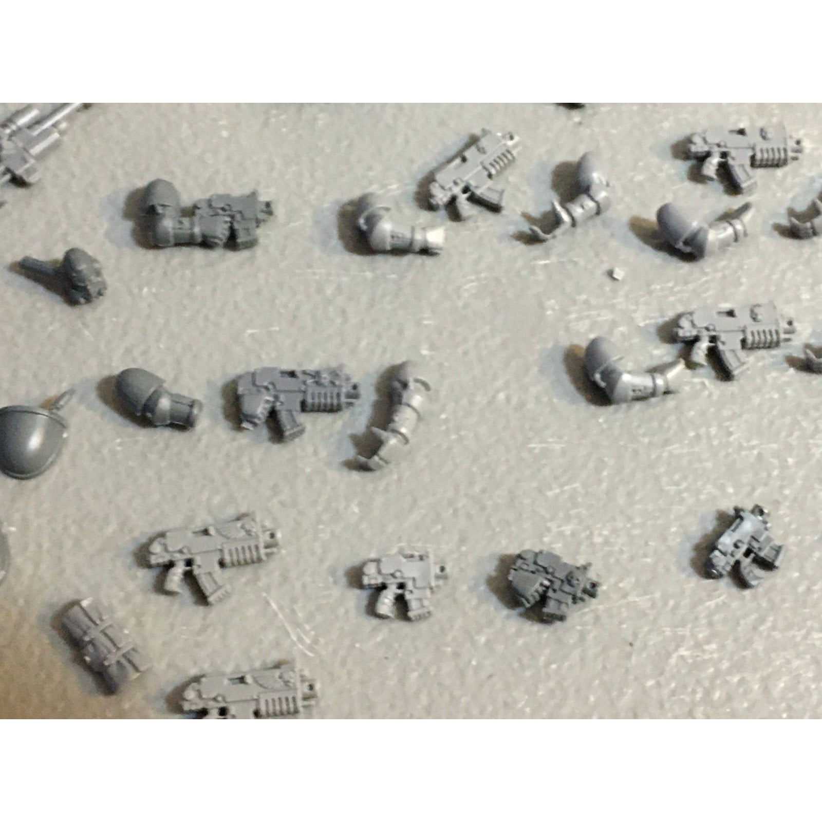 A29482 WARHAMMER 40K SPACE MARINES BITS LOT ARMS BOLTERS HEADS GW