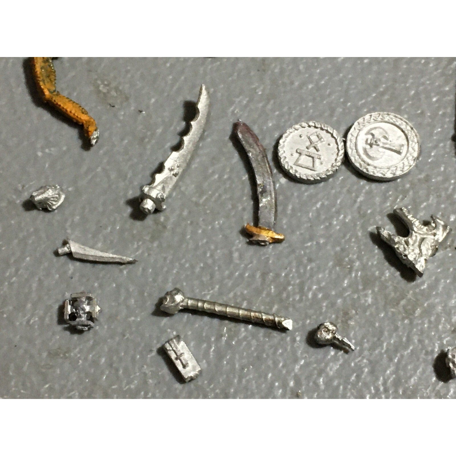 A22408 WARHAMMER FANTASY MIXED METAL BITS LOT HEADS ARMS WEAPONS GW