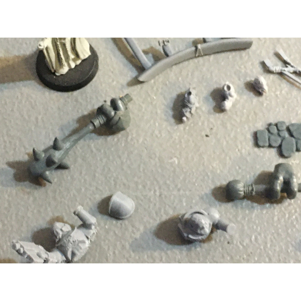 A32587 UNKNOWN PLASTIC MINIATURES BITS LOT SPACE SOLDIER MECH FEET ELF HEADS
