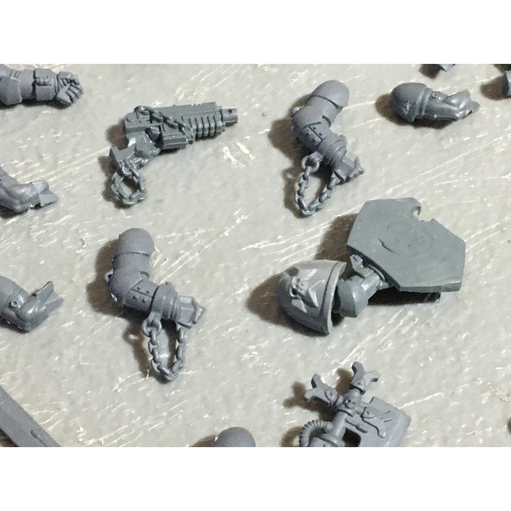 A22270 WARHAMMER 40K SPACE MARINES BLACK TEMPLARS BITS LOT ARMS WEAPONS GW