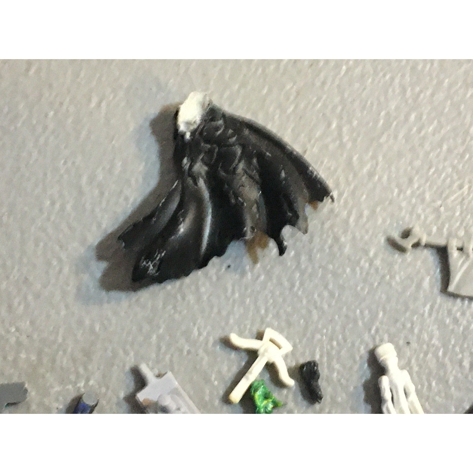 A32579 UNKNOWN PLASTIC MINIATURES BITS LOT FANTASY SCI-FI FUTURISTIC