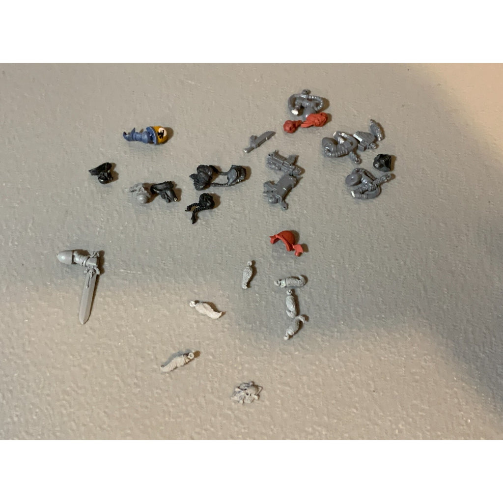 A22913 WARHAMMER 40K SPACE MARINES SPACE WOLVES BITS LOT WOLF TAILS HEADS