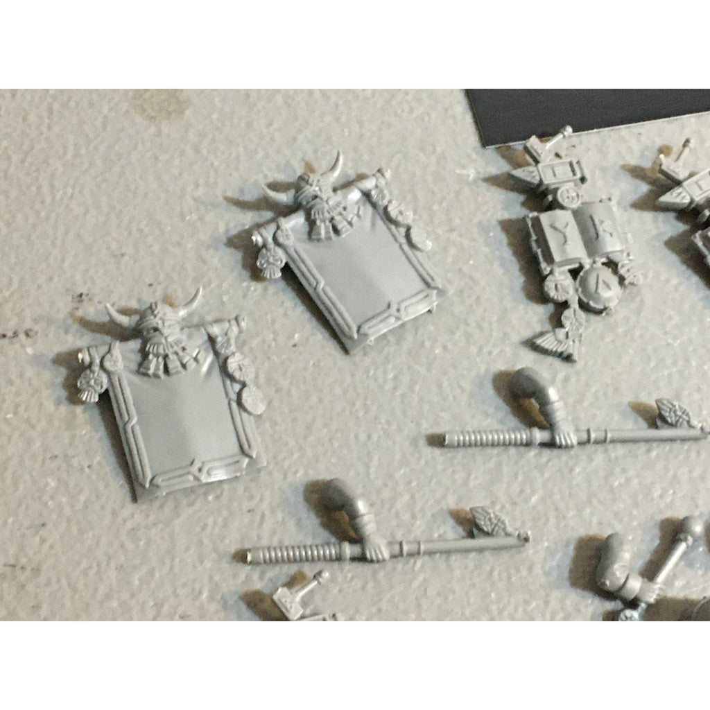 A33595 WARHAMMER FANTASY OLD WORLD DWARVES DWARFS BITS LOT BANNER AXE DRUM GW