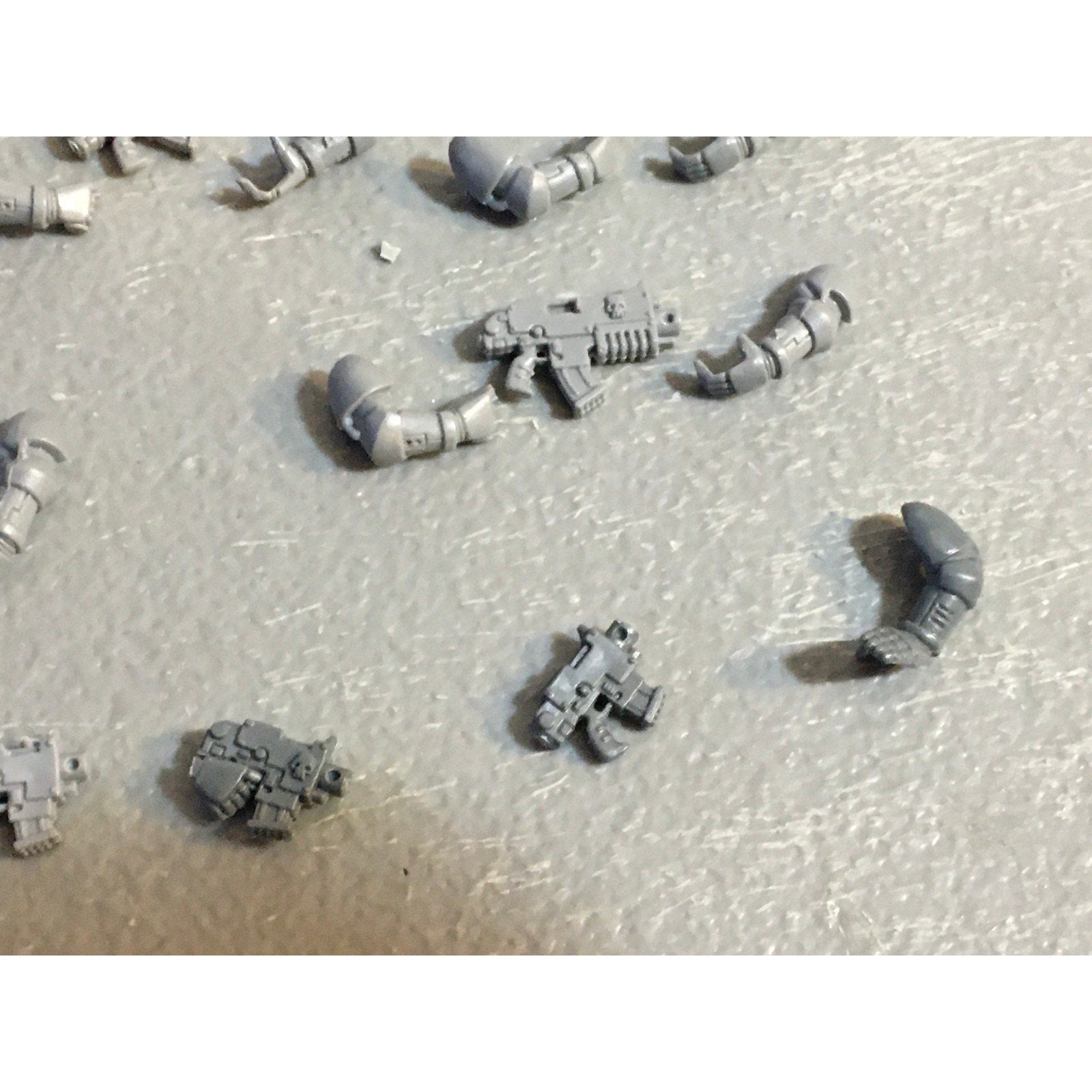 A29482 WARHAMMER 40K SPACE MARINES BITS LOT ARMS BOLTERS HEADS GW
