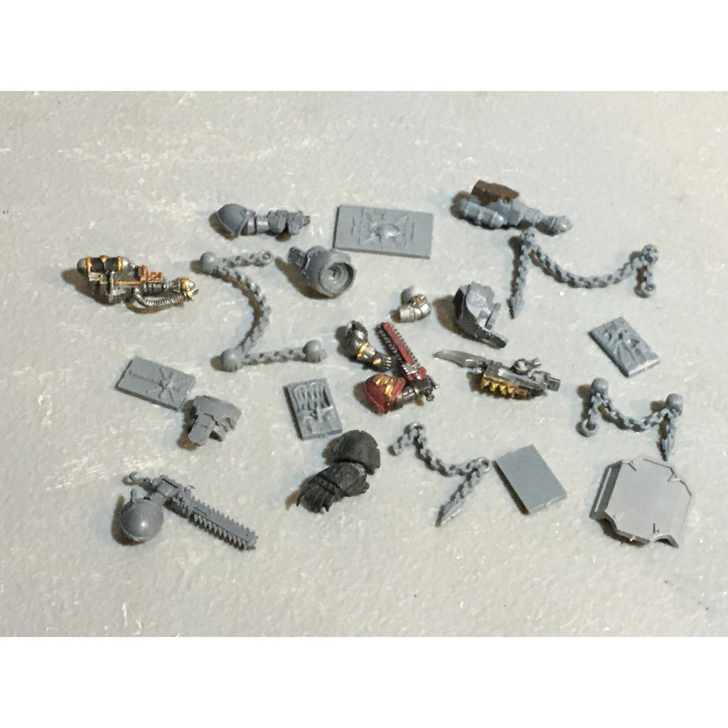 A24521 WARHAMMER 40K CHAOS SPACE MARINES BITS LOT TANK PLATES ARMS CHAINS GW