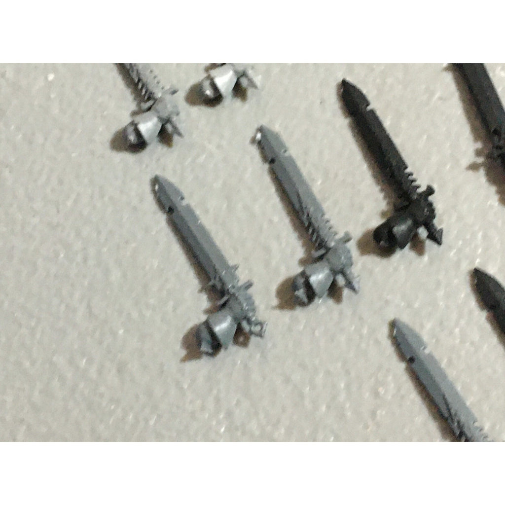 A22220 WARHAMMER FANTASY CHAOS MORTALS BITS LOT SWORD HANDS GAMES WORKSHOP