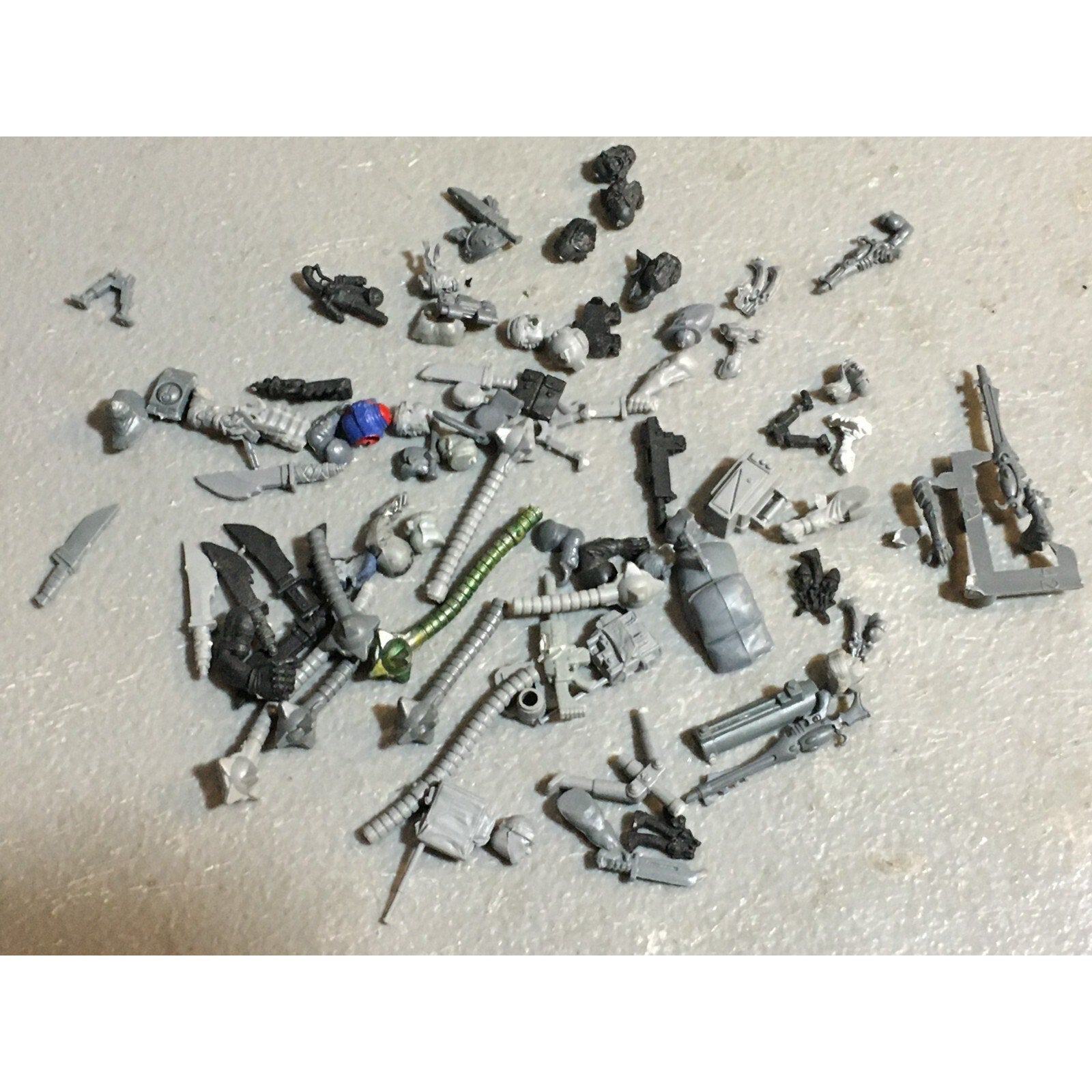 A23467 WARHAMMER 40K MIXED BITS LOT SPACE MARINES TAU ELDAR CHAOS GAMES WORKSHOP