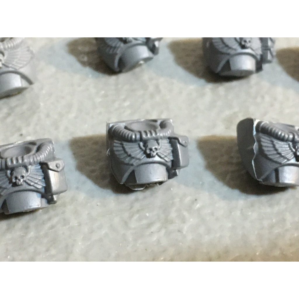 A33844 WARHAMMER 40K SPACE MARINES BITS LOT SCOUTS TORSO CHEST GW
