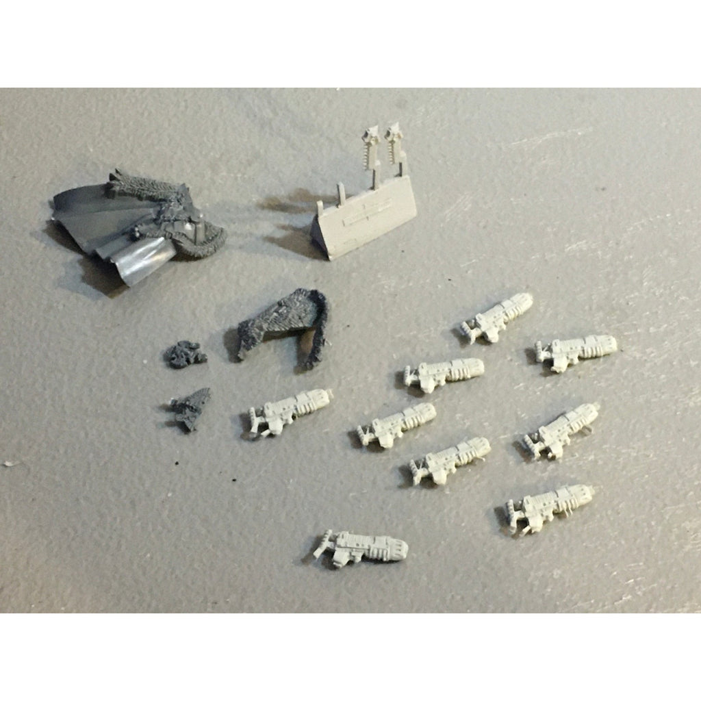 A32583 WARHAMMER 40K SPACE MARINES WOLVES BITS LOT WOLF CLOAK + PLASMA GUNS GW