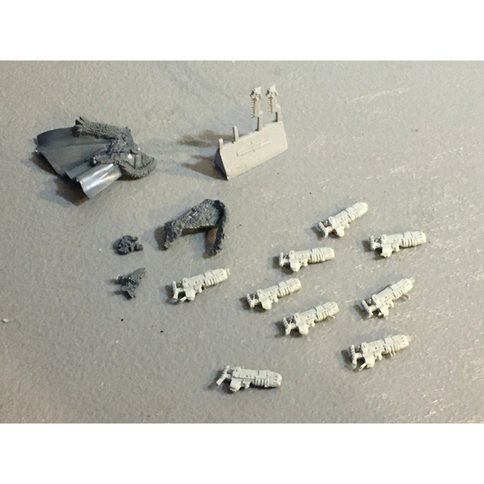 A32583 WARHAMMER 40K SPACE MARINES WOLVES BITS LOT WOLF CLOAK + PLASMA GUNS GW