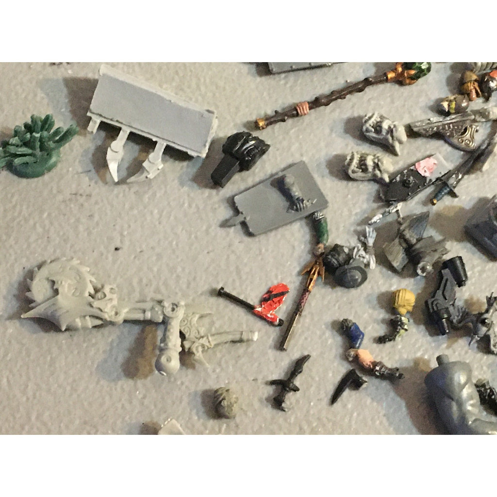 A32579 UNKNOWN PLASTIC MINIATURES BITS LOT FANTASY SCI-FI FUTURISTIC
