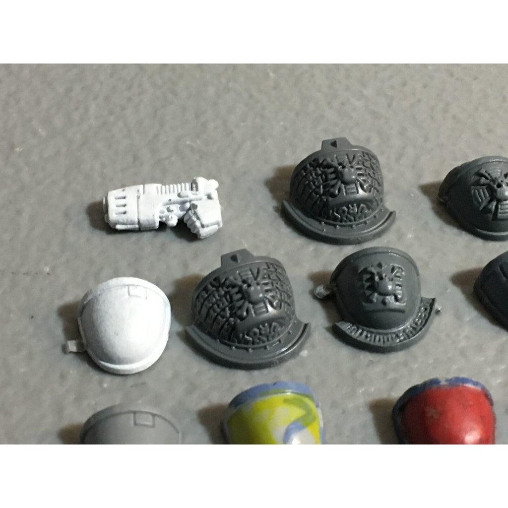 A22982 WARHAMMER 40K SPACE MARINES BITS LOT SHOULDER PADS GW GAMES WORKSHOP