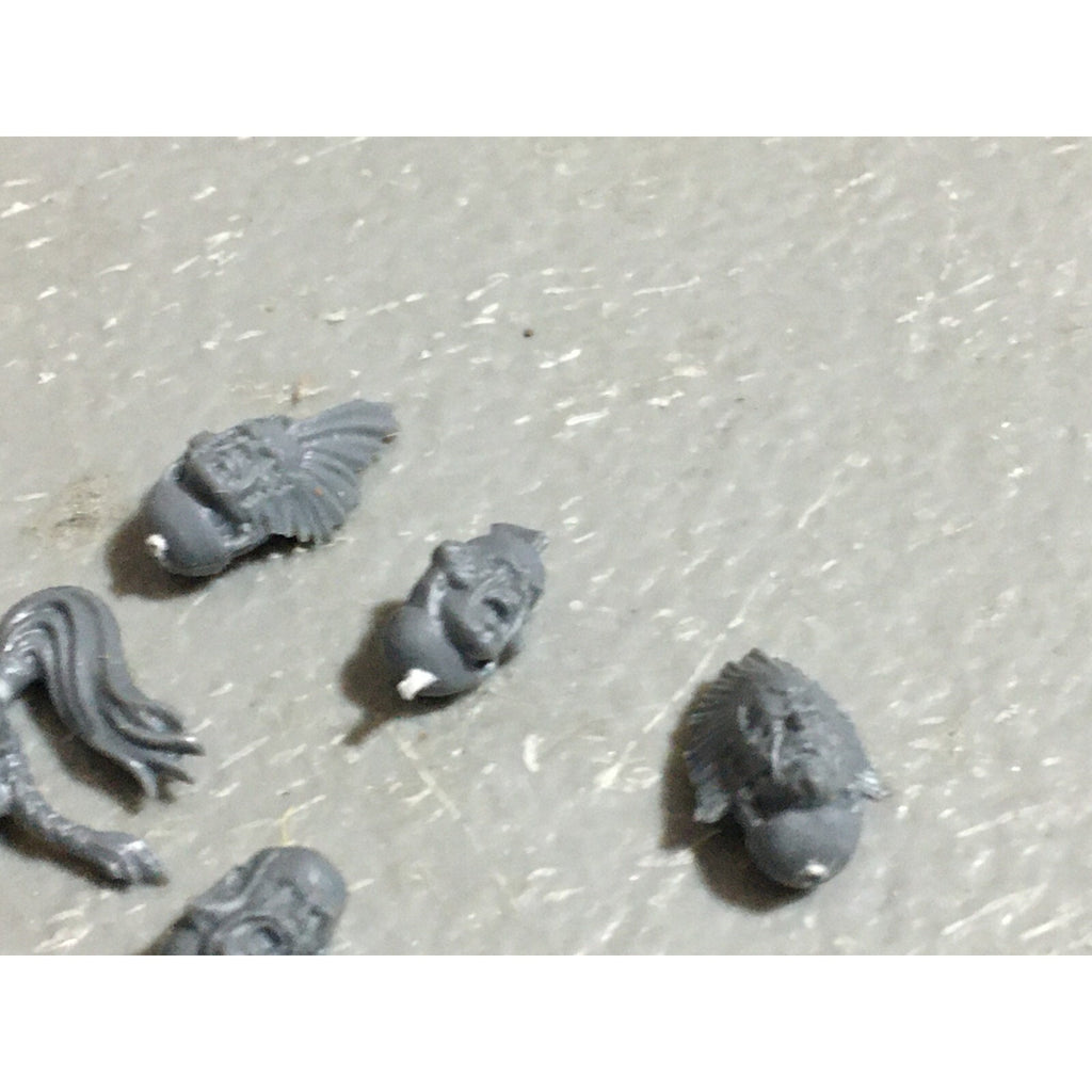 A22554 WARHAMMER 40K SPACE MARINES WOLVES BITS LOT HEADS SCOUT BROTHER GW