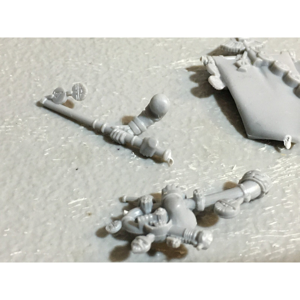A23403 WARHAMMER FANTASY DWARFS BITS LOT WARRIORS MIXED SHIELD BANNER ARM HAND