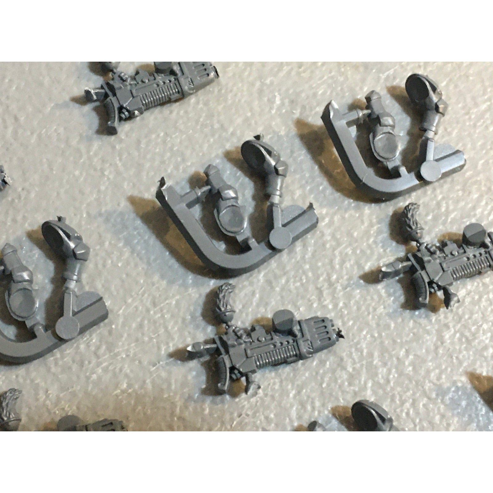 A29732 WARHAMMER 40K SPACE MARINES WOLVES BITS LOT PLAMSA GUNS W ARMS GW