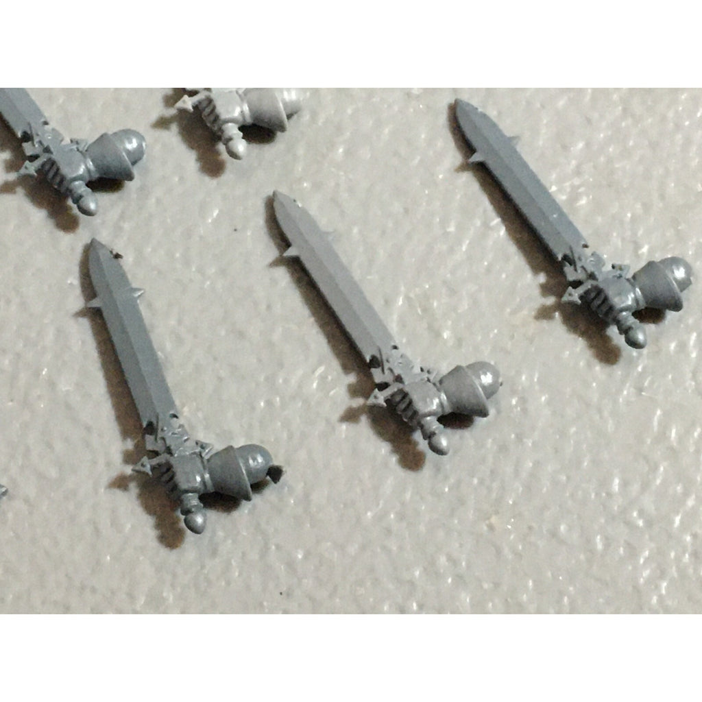 A22221 WARHAMMER FANTASY CHAOS MORTALS BITS LOT SWORD HANDS GAMES WORKSHOP