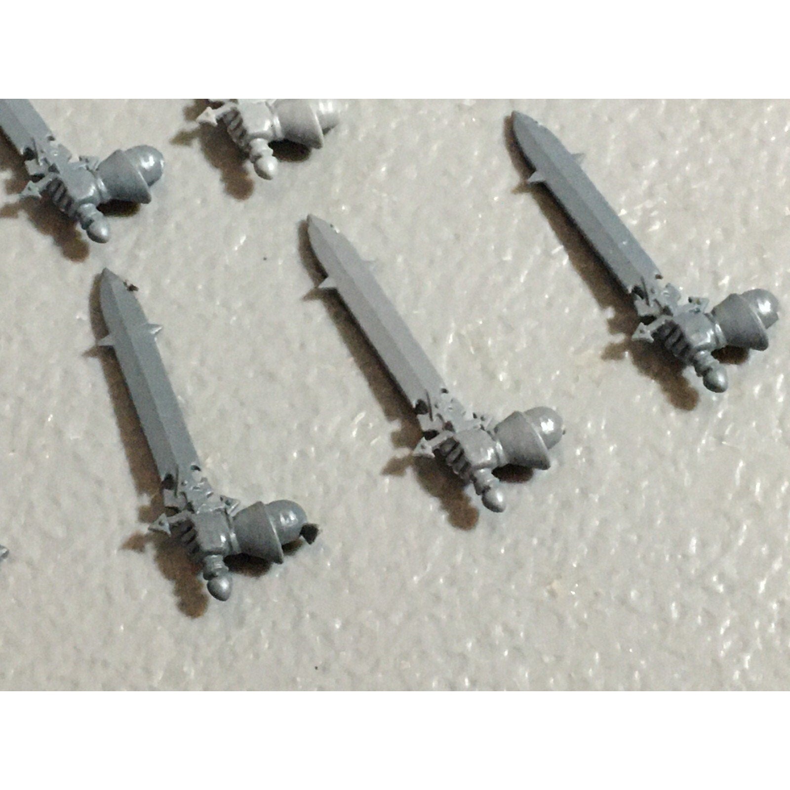 A22221 WARHAMMER FANTASY CHAOS MORTALS BITS LOT SWORD HANDS GAMES WORKSHOP