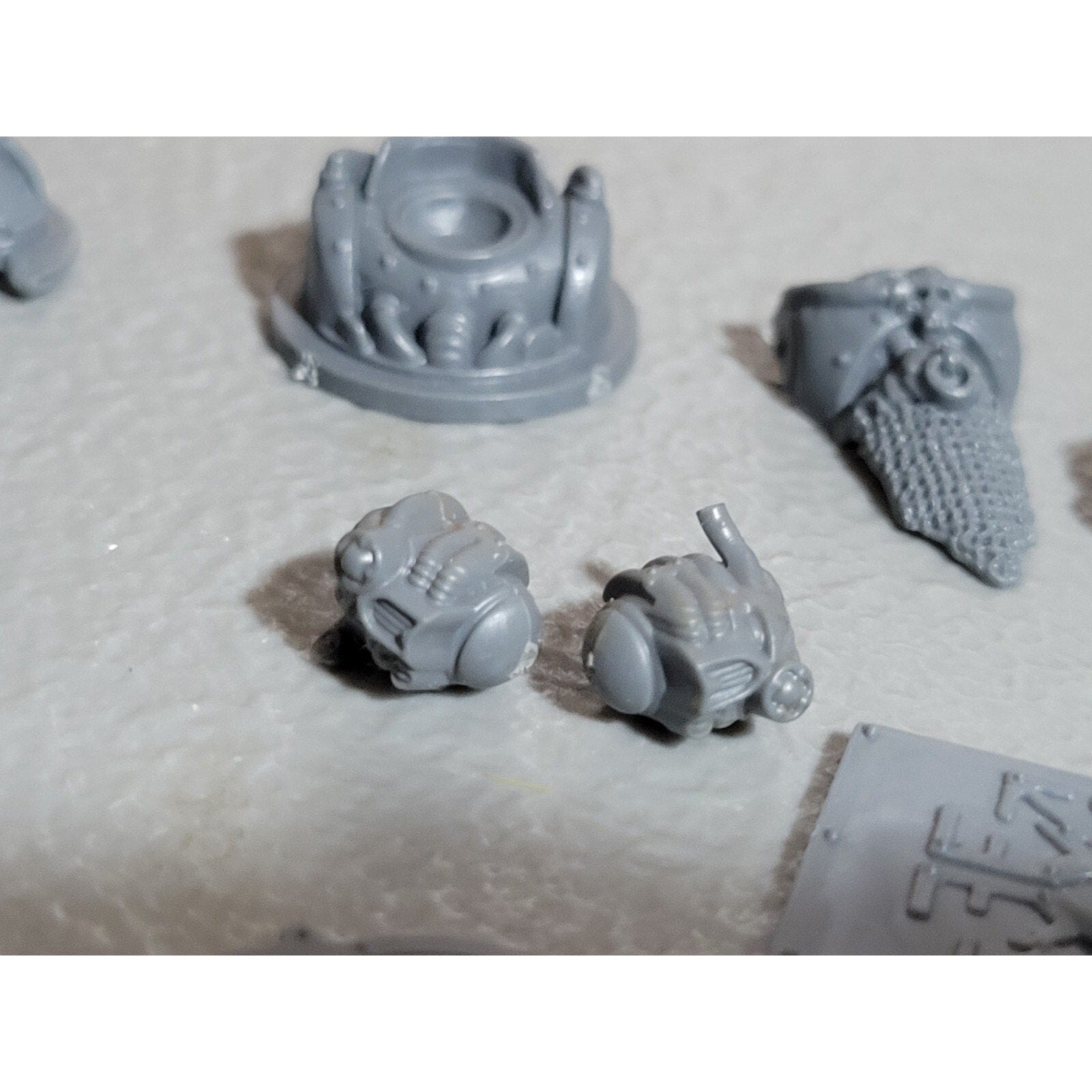 A17960 WARHAMMER 40K CHAOS SPACE MARINES TANK GUNNER BITS LOT
