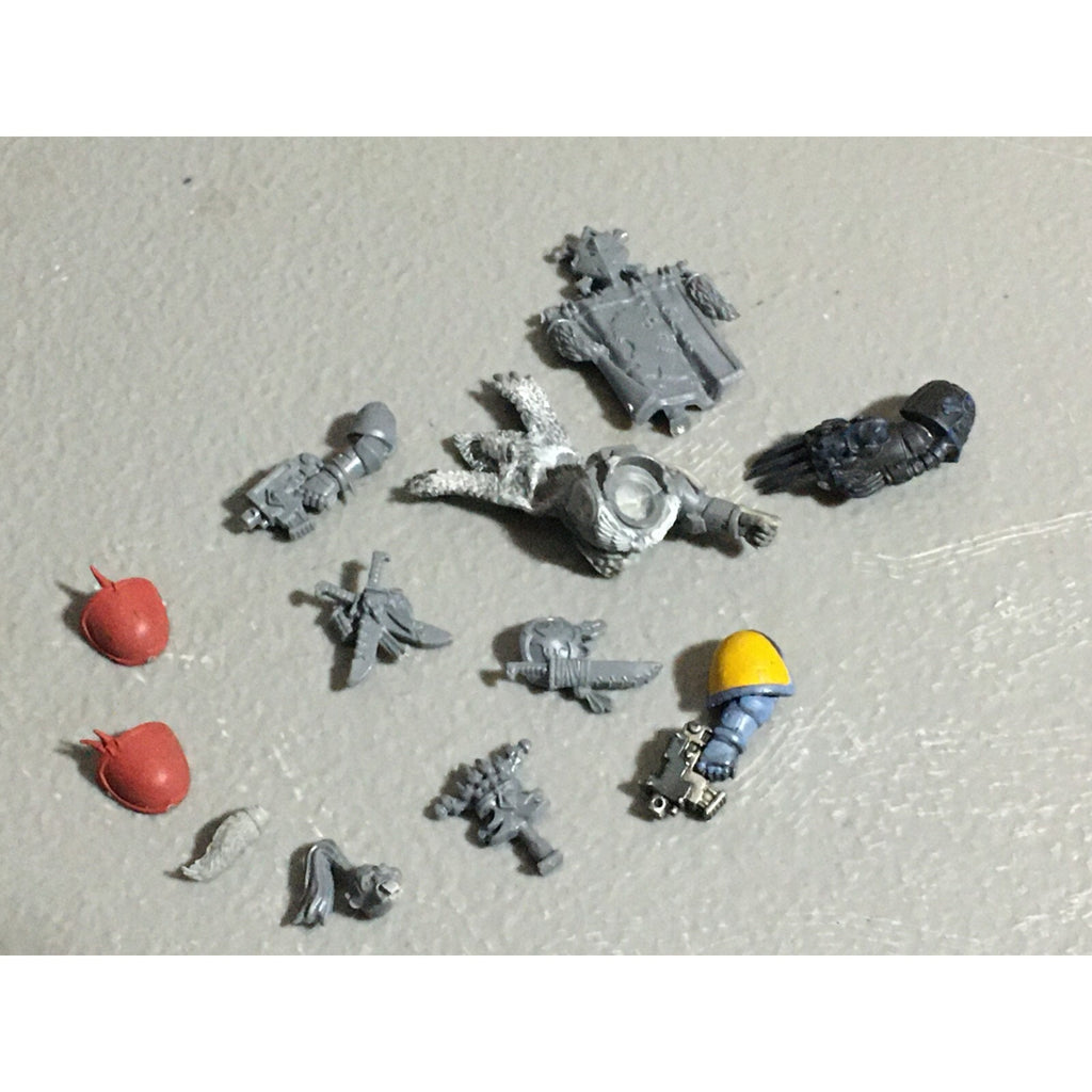 A22562 WARHAMMER 40K SPACE MARINES WOLVES BITS LOT BANNER ACCESSORY PISTOL GW