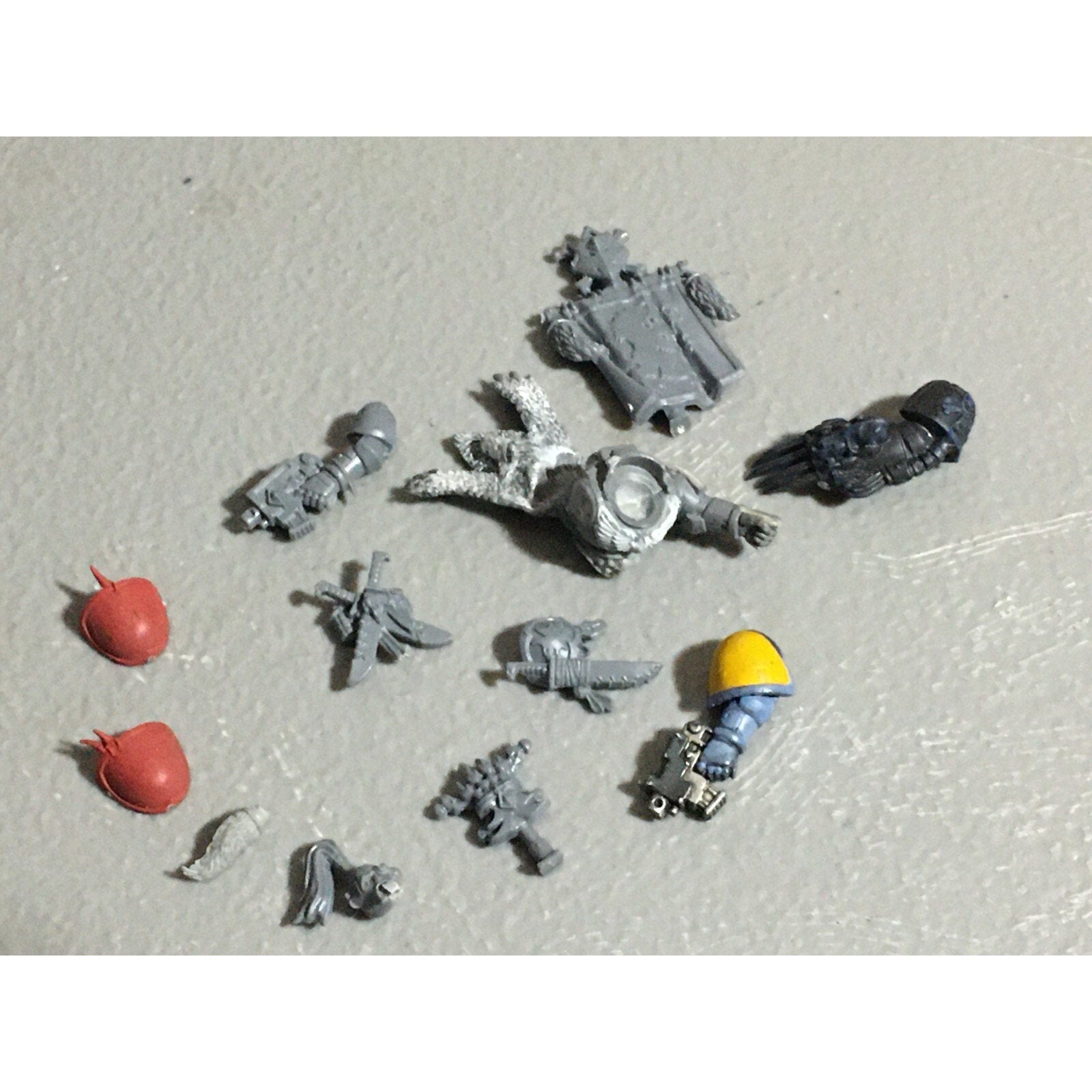 A22562 WARHAMMER 40K SPACE MARINES WOLVES BITS LOT BANNER ACCESSORY PISTOL GW