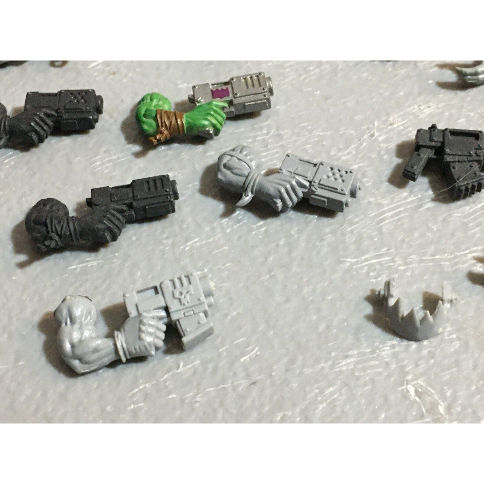 A23239 WARHAMMER 40K SPACE ORKS BITS LOT ARMS HEADS GAMES WORKSHOP GW
