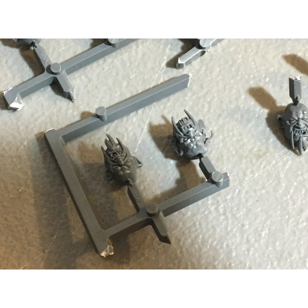 A23587 WARHAMMER AOS FANTASY OGRE KINGDOMS MAWTRIBES BITS ON SPRUE LOT HEAD PLAT