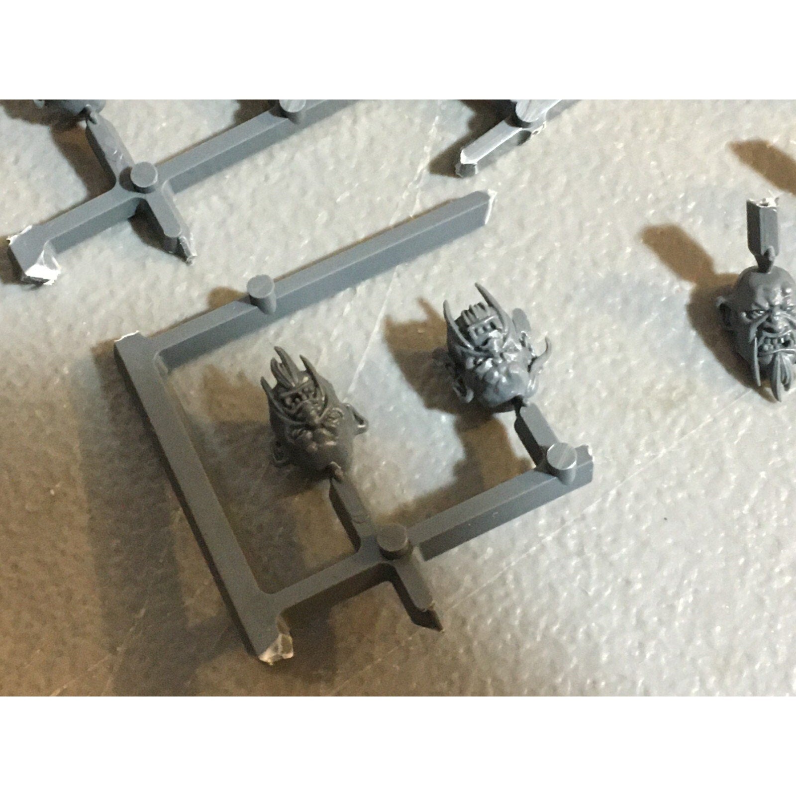 A23587 WARHAMMER AOS FANTASY OGRE KINGDOMS MAWTRIBES BITS ON SPRUE LOT HEAD PLAT