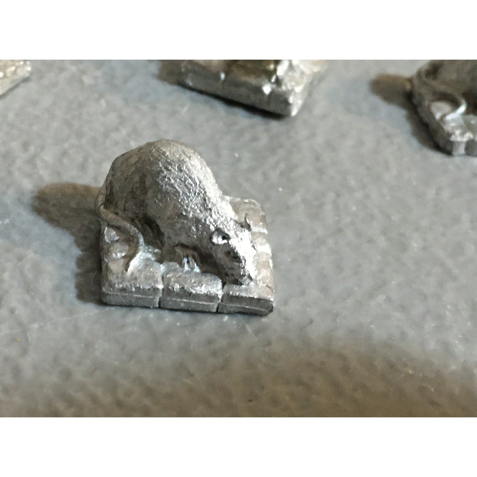A32522 UNKNOWN METAL MINIATURES FAMILIAR? RAT TEDDY BEAR TABLETOP