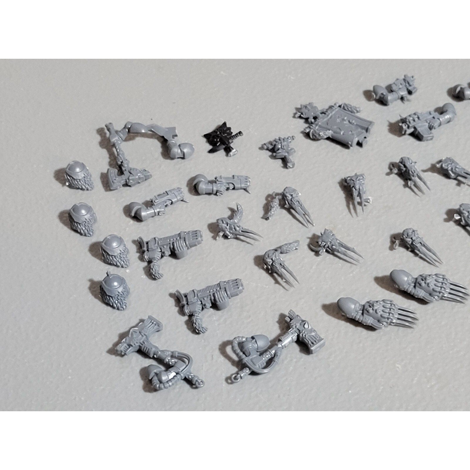 A18452 WARHAMMER 40K SPACE MARINES WOLVES BITS LOT PLASMA POWER SHOULDER HAMMER