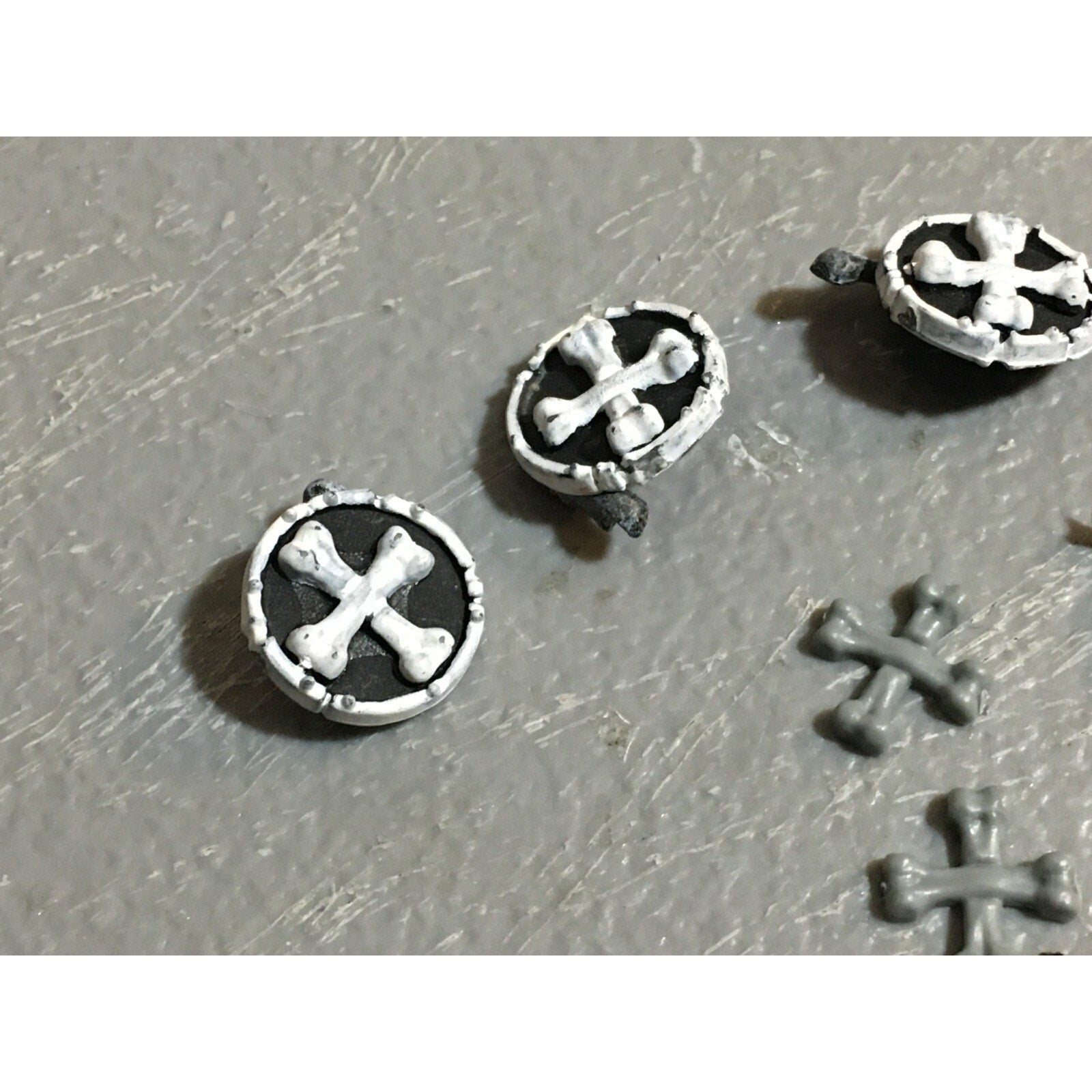 A23459 WARHAMMER FANTASY VAMPIRE COUNTS UNDEAD BITS LOT SHIELDS & ICONS GW