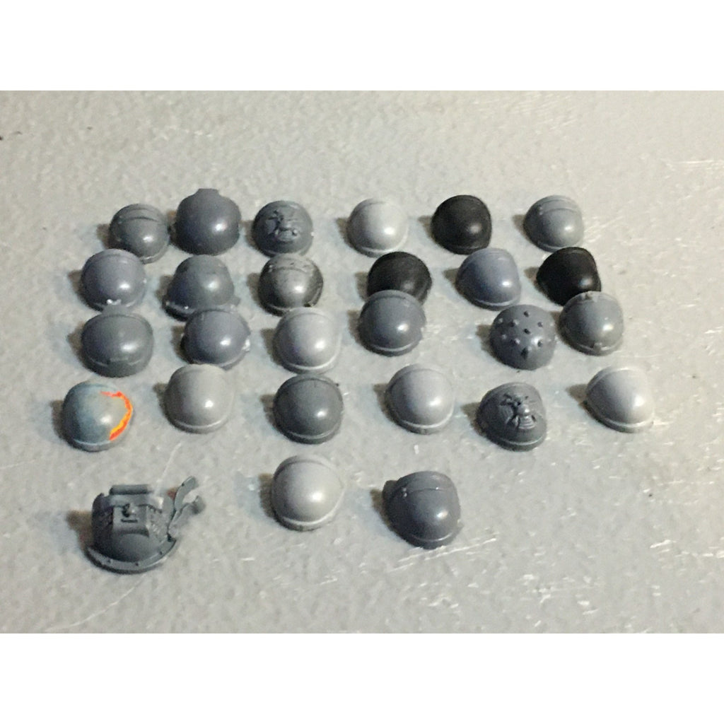 A32193 WARHAMMER 40K SPACE MARINES BITS LOT SHOULDER PADS GW