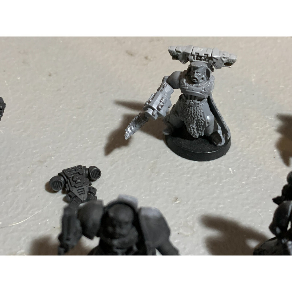 A23308 WARHAMMER 40K SPACE MARINES SPACE WOLVES BITS LOT INC ARMS HEADS SHOULDER