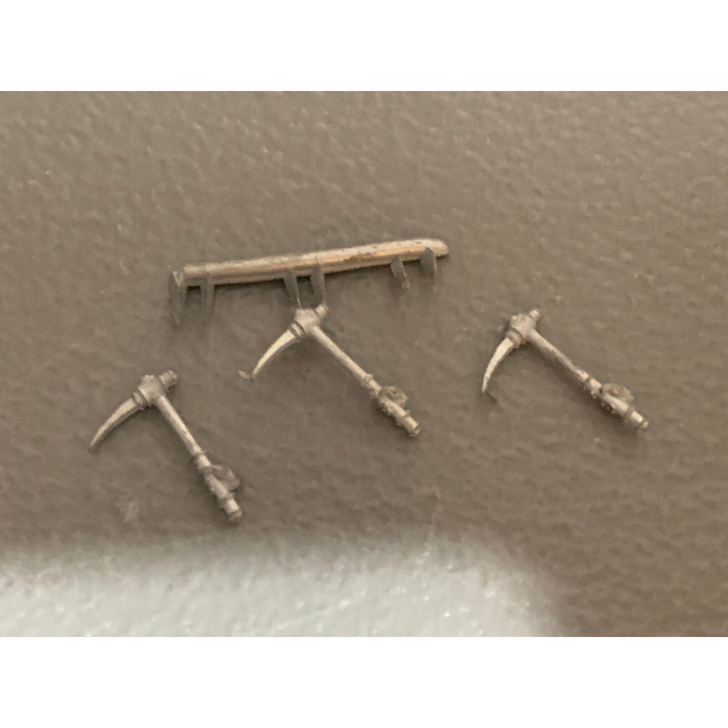 A10497 RACKHAM CONFRONTATION METAL OOP GUARDS OF ALAHAN