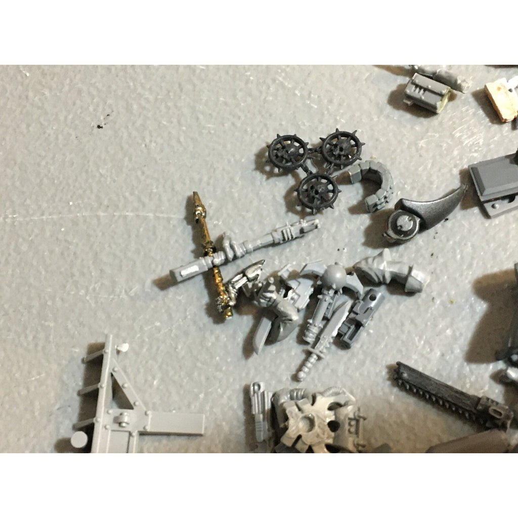 A23485 WARHAMMER 40K BITS LOT MIXED VEHICLE TANK WEAPON GAMES WORKSHOP GW