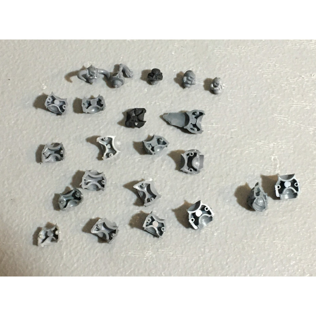 A23073 WARHAMMER 40K CSM CHAOS SPACE MARINES BITS LOT HEADS TORSOS GW